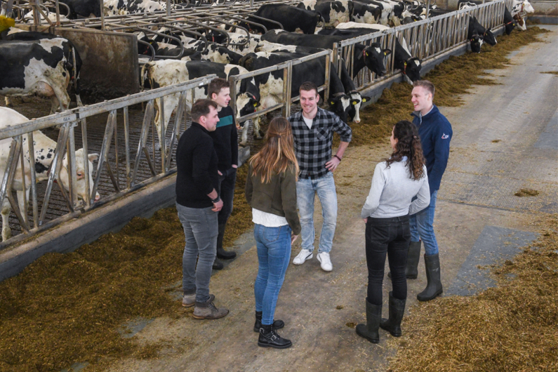 De jongerenraad v.l.n.r.: Gerben Nijhof, Thomas Broek, Julia Poppe, Ben Knoef, Noa van Burgsteden en CRV-man Wout Klein Breteler