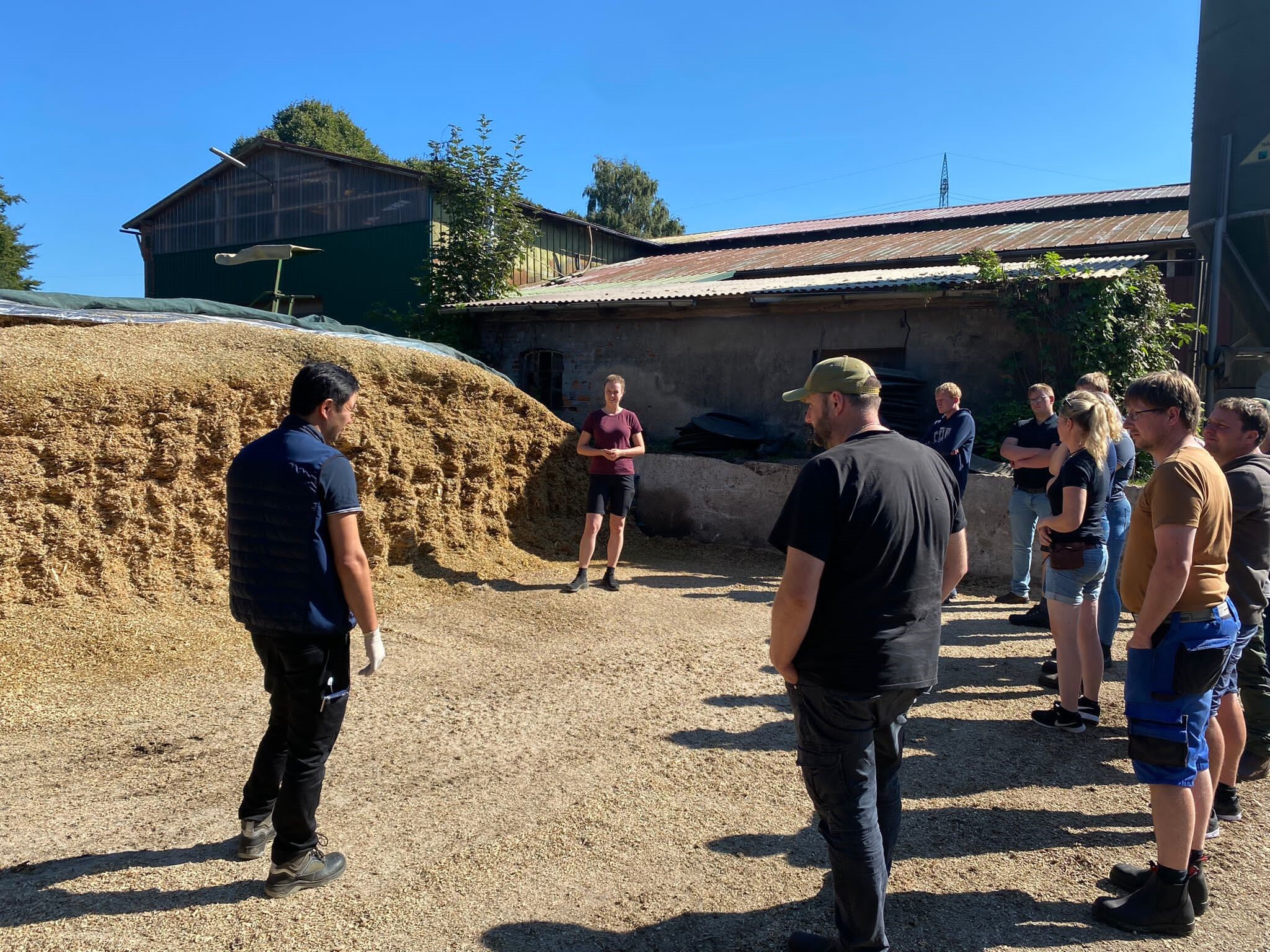 Direkt an der Silage wurde die Auswirkungen einer guten Maissilage auf die Fruchtbarkeit diskutiert.