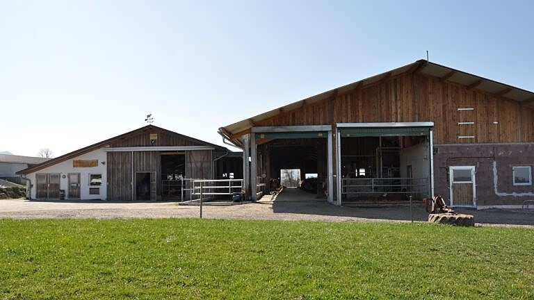 Der Alte und der neue stall auf dem Schneiderhof