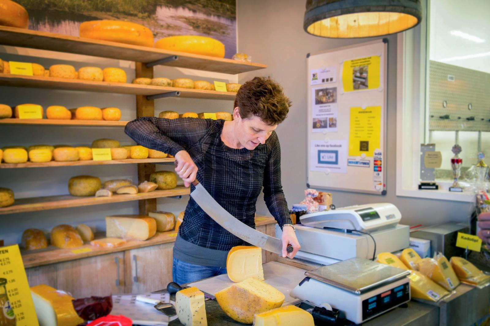 Het zelf produceren van zuivel hoort van oudsher bij melkveebedrijven en is nog altijd een populaire neventak