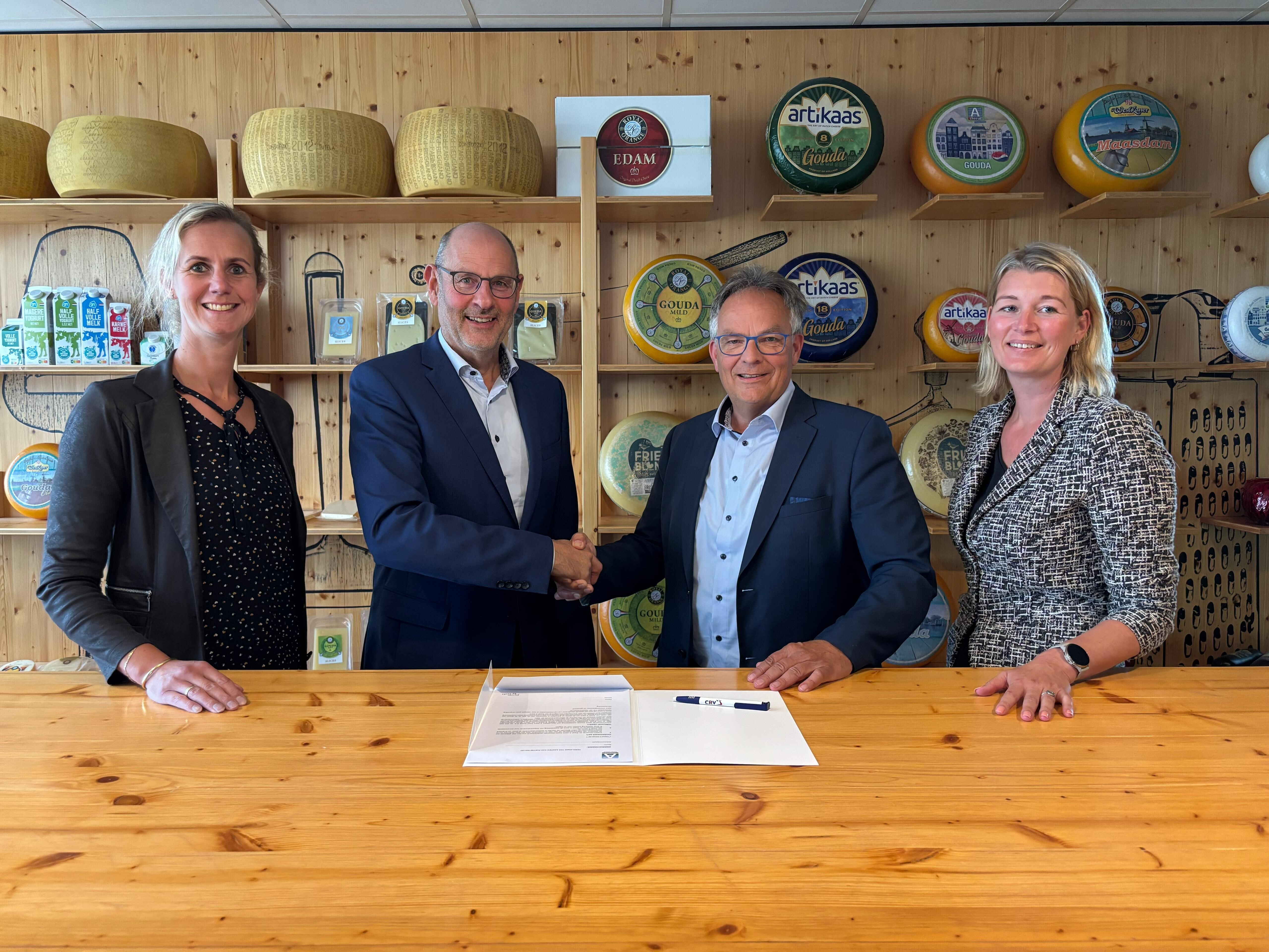 Foto: V.l.n.r.: Anneke Jorritsma-van der Zijl (manager Dairy Academy Royal A-ware), Klaas de Jong (COO Royal A-ware), Lammert Veenhuizen (Managing Director Nederland en Vlaanderen van CRV) en Wietske Witteveen (general manager coöperatie bij CRV)