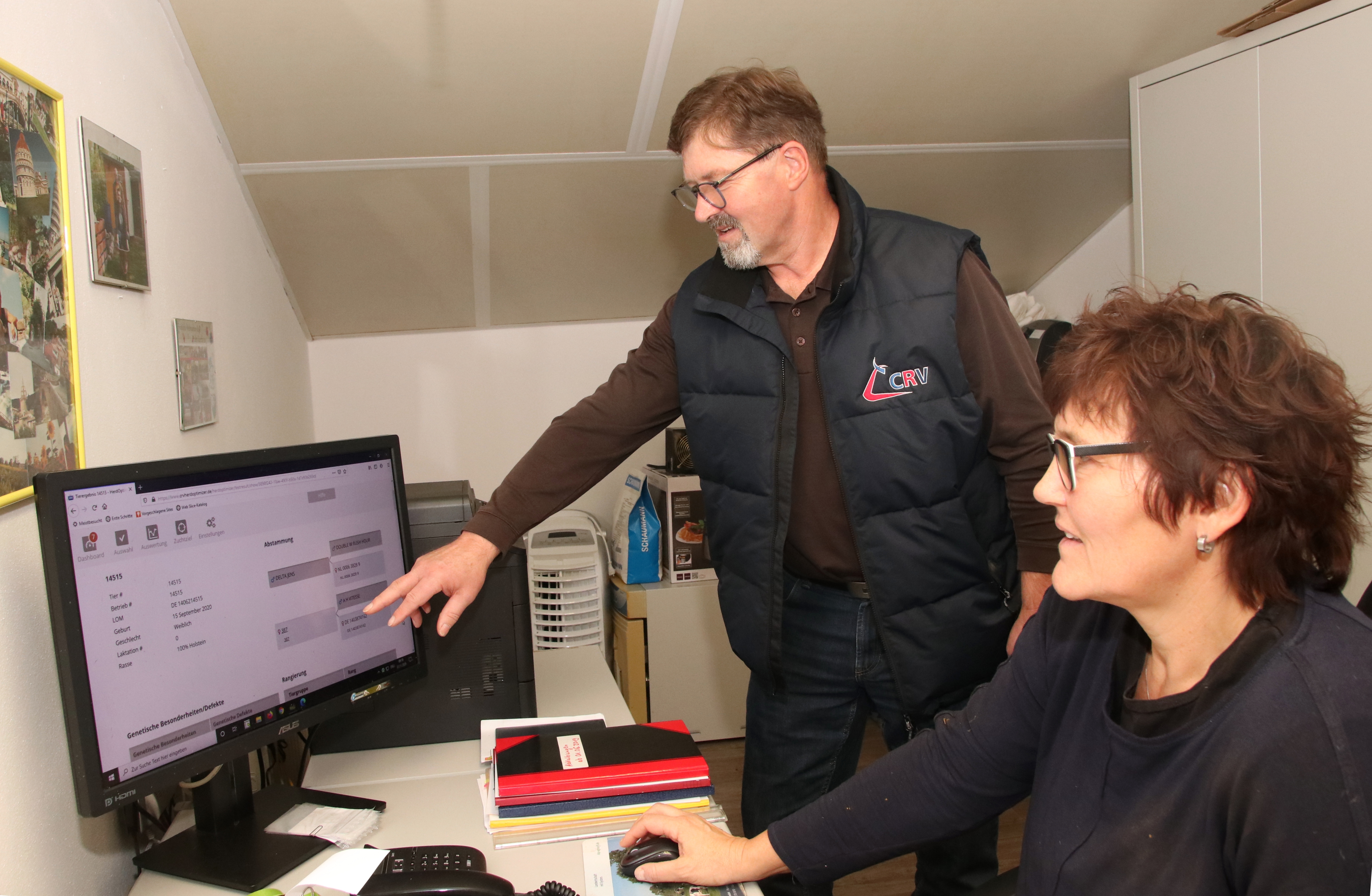 Manuela Illgen und ihr langjähriger CRV-Berater Volkmar Schleider greifen auf die HerdOptimizer-Software zu, um Anpaarungsentscheidungen zu besprechen.