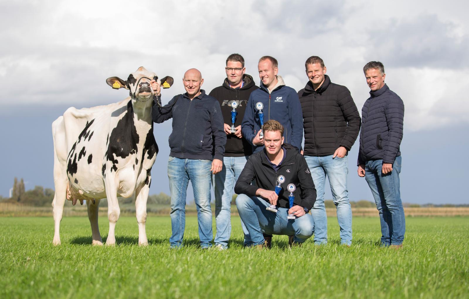 De winnaars van het NK veebeoordelen: staand (v.l.n.r.) Daan Aalberts (gastheer), Frans van der Molen (3e), Herre Kuiper (winnaar), Rienk Jonkers (jury), Addy Moree (jury) en zittend Stan Brekelmans (2e en beste debutant).