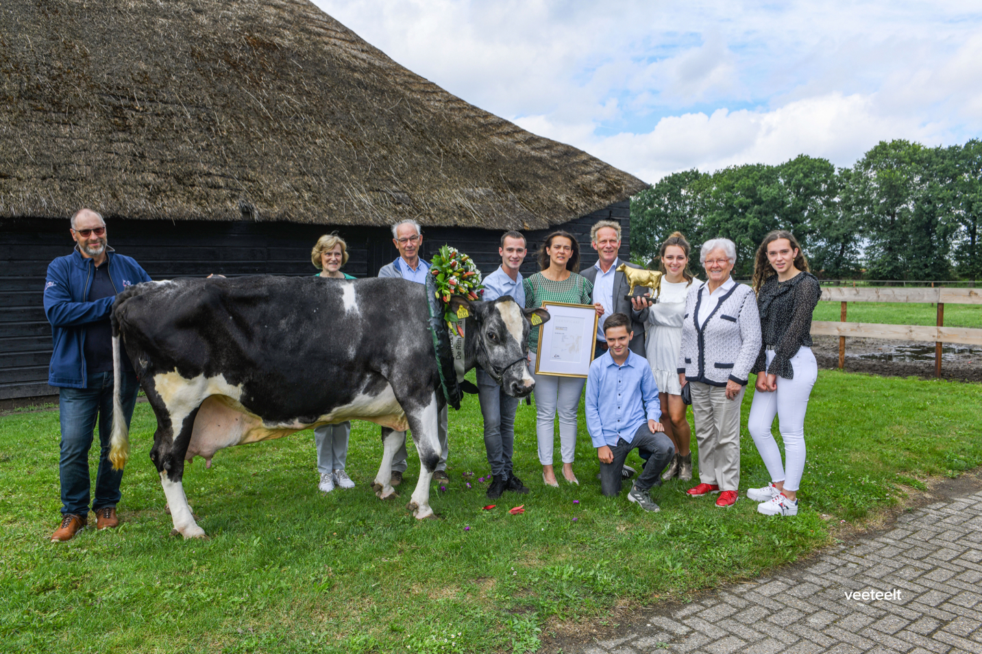 De Rith Nora 265 van de familie Van Beek-Peeters werd gehuldigd door CRV-voorzitter Peter Broeckx