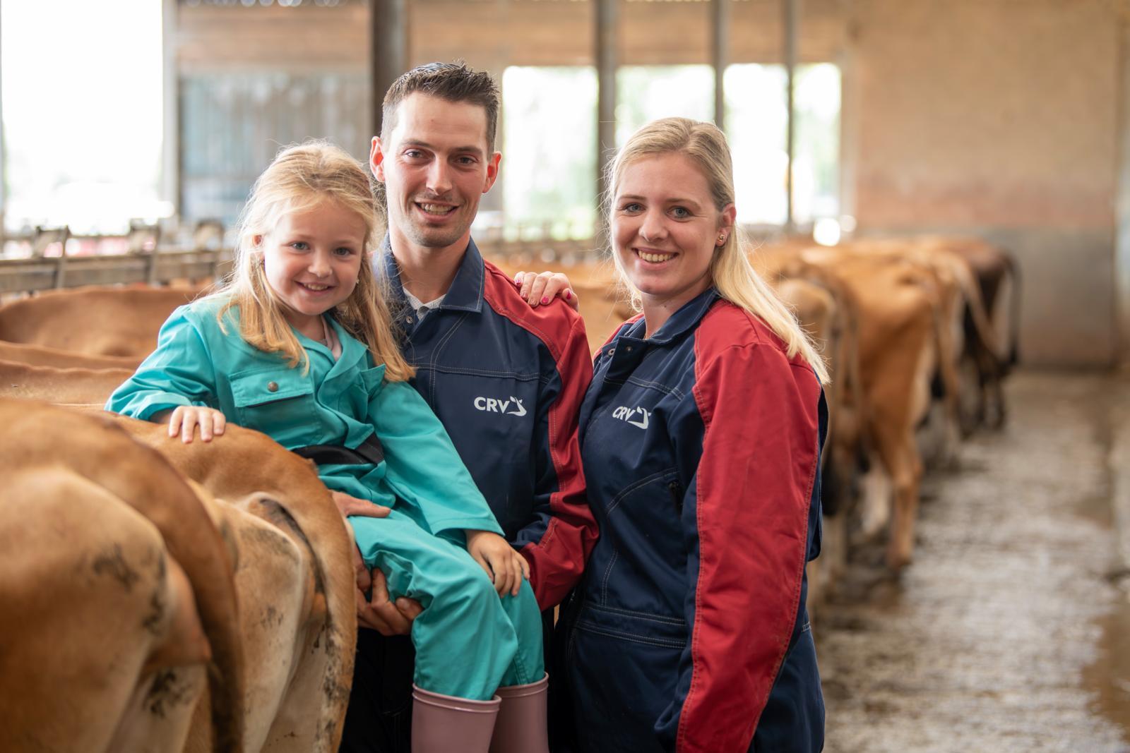 Veehouder Ruben Devreker tussen zijn jerseyveestapel