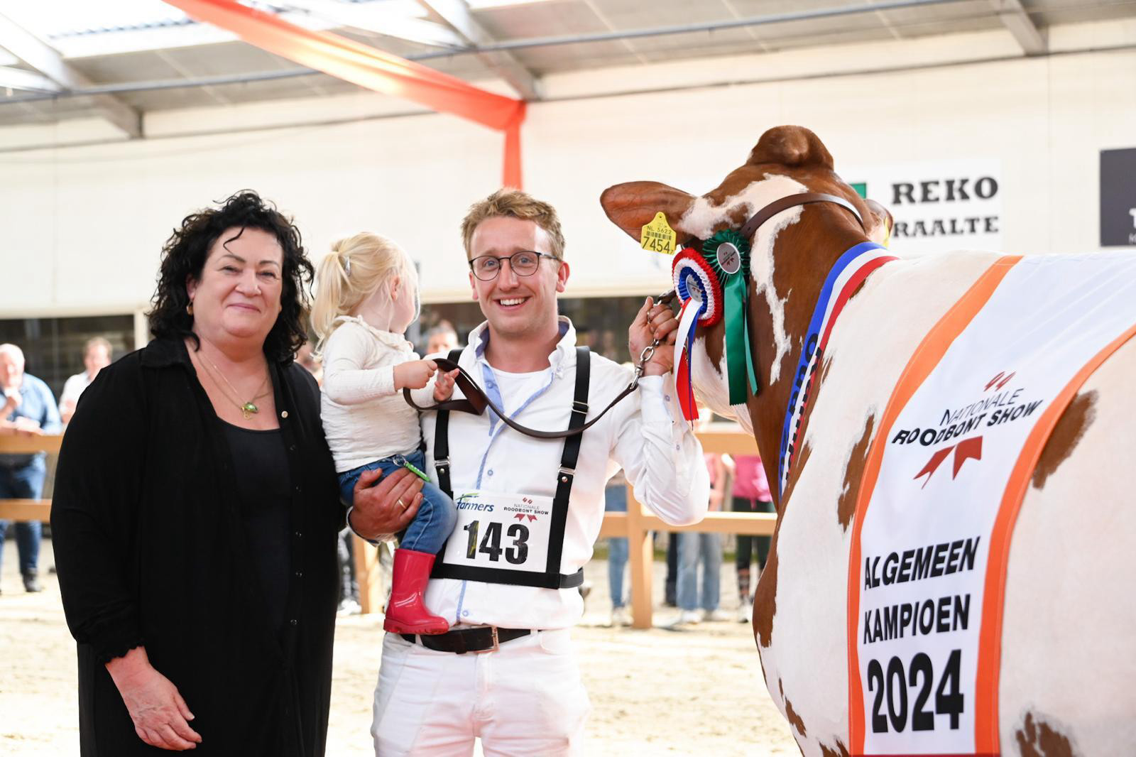 Trillie 171 (v. Carnival). Eig.: familie Vosman-ter Harmsel, Wierden. Algeheel kampioen Nationale Roodbont Show Uitgereikt door Caroline van der Plas