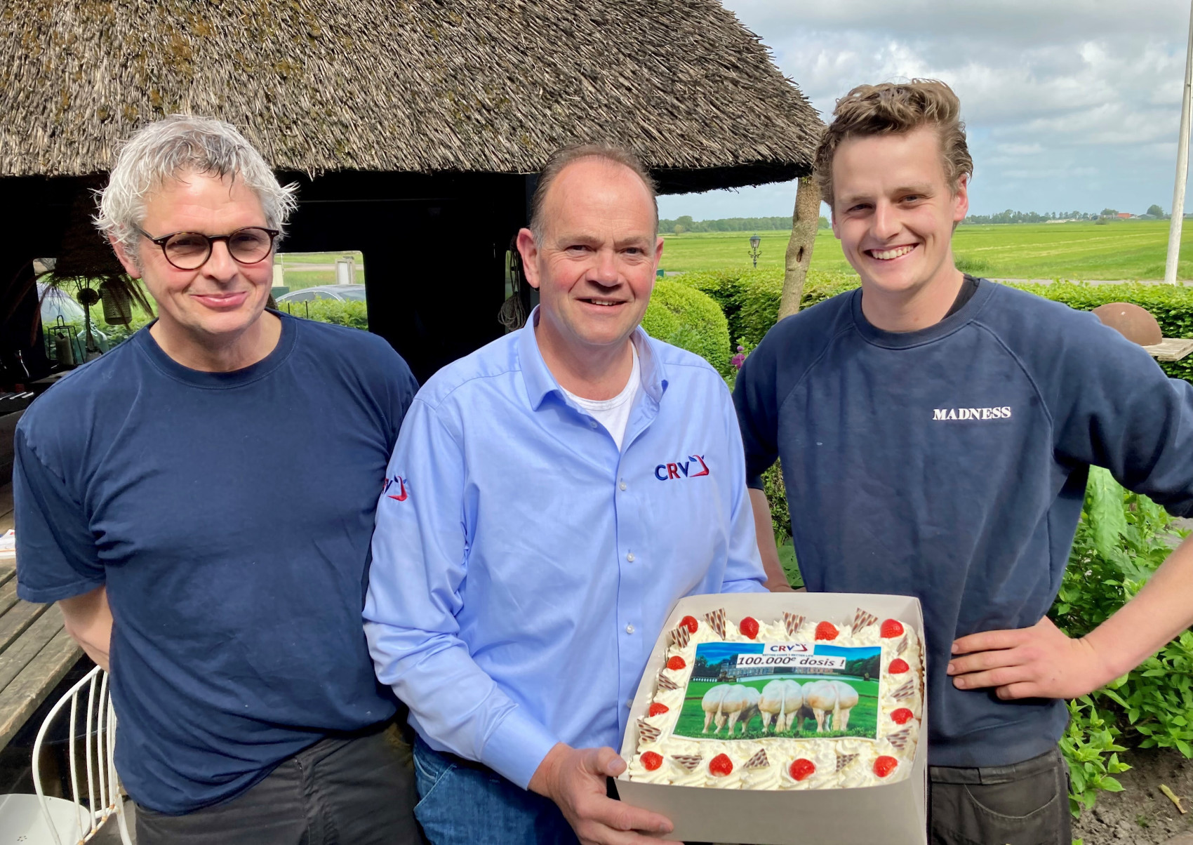 Fokkerijspecialist Thomas van der Gaast verraste Haye en Pieter van der Wal met een slagroomtaart als kopers van het 100.000e rietje BullsEye Blue sperma