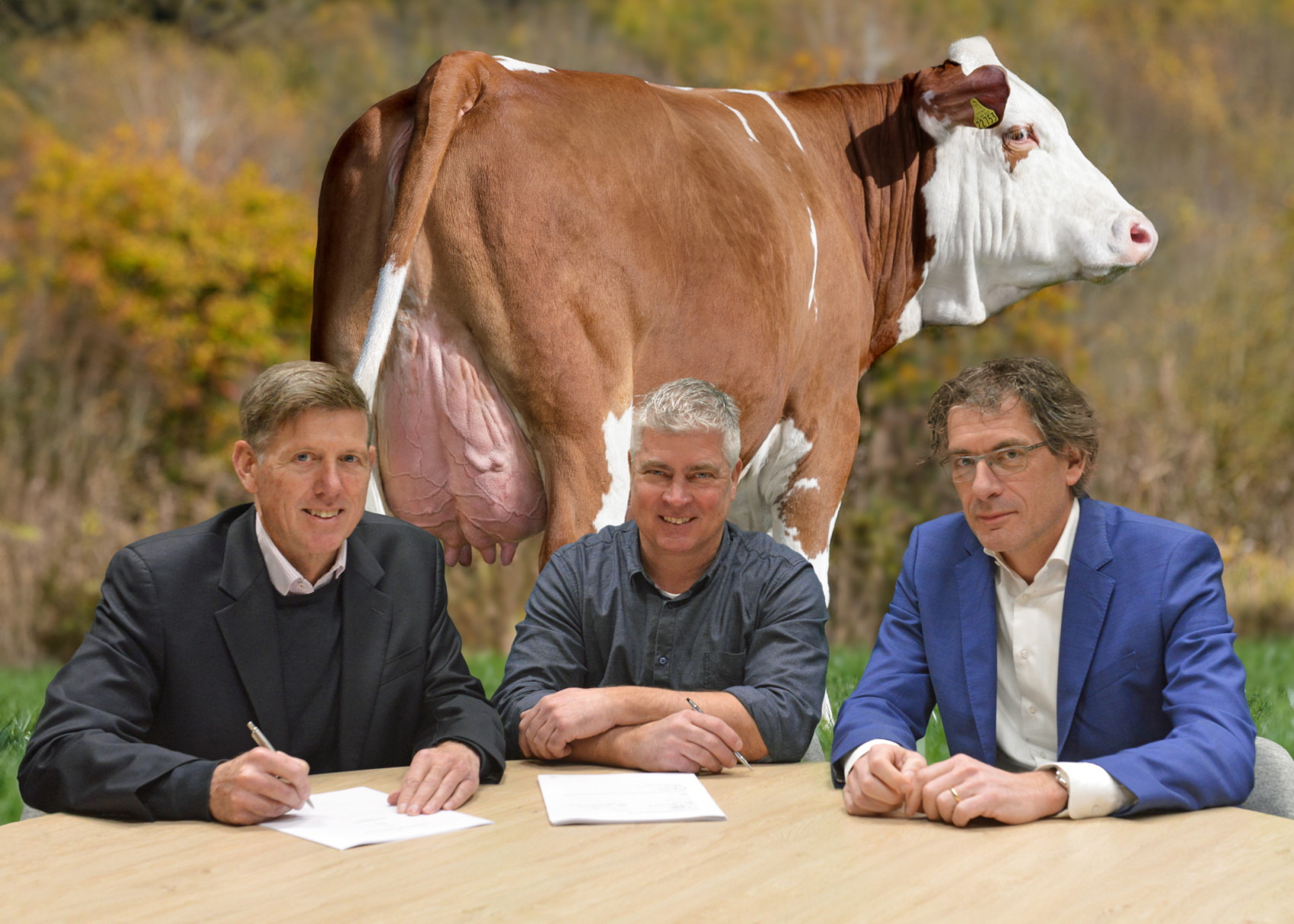 Angus Haslett, CEO CRV (links op de foto), Hans Kerkhof, directeur/eigenaar Xsires (midden) en Egon Verheijden CFO, tekenen opgetogen de overeenkomst