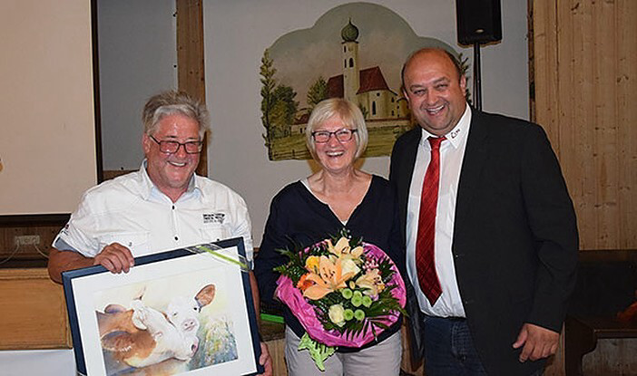 Im Namen des gesamten CRV-Teams überreichte Geschäftsführer Axel Escher Friedl Marcher zum Abschied ein Aquarell und dessen Frau Waltraud einen Strauß Blumen.