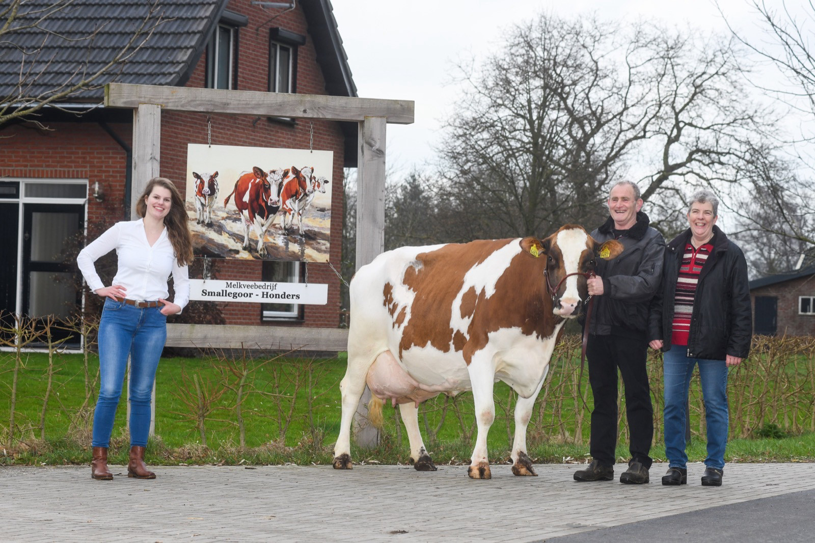 De heer en mevrouw Smallegoor met Julianne Brunsveld bij Sanne, mrij-koe van het jaar 2021
